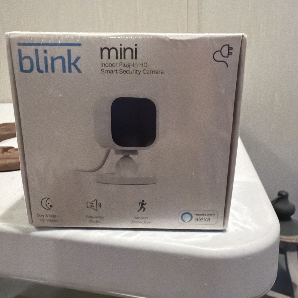 Blinkβ Mini Indoor Plug-In Live HD Smart Security Camera (New in Box)